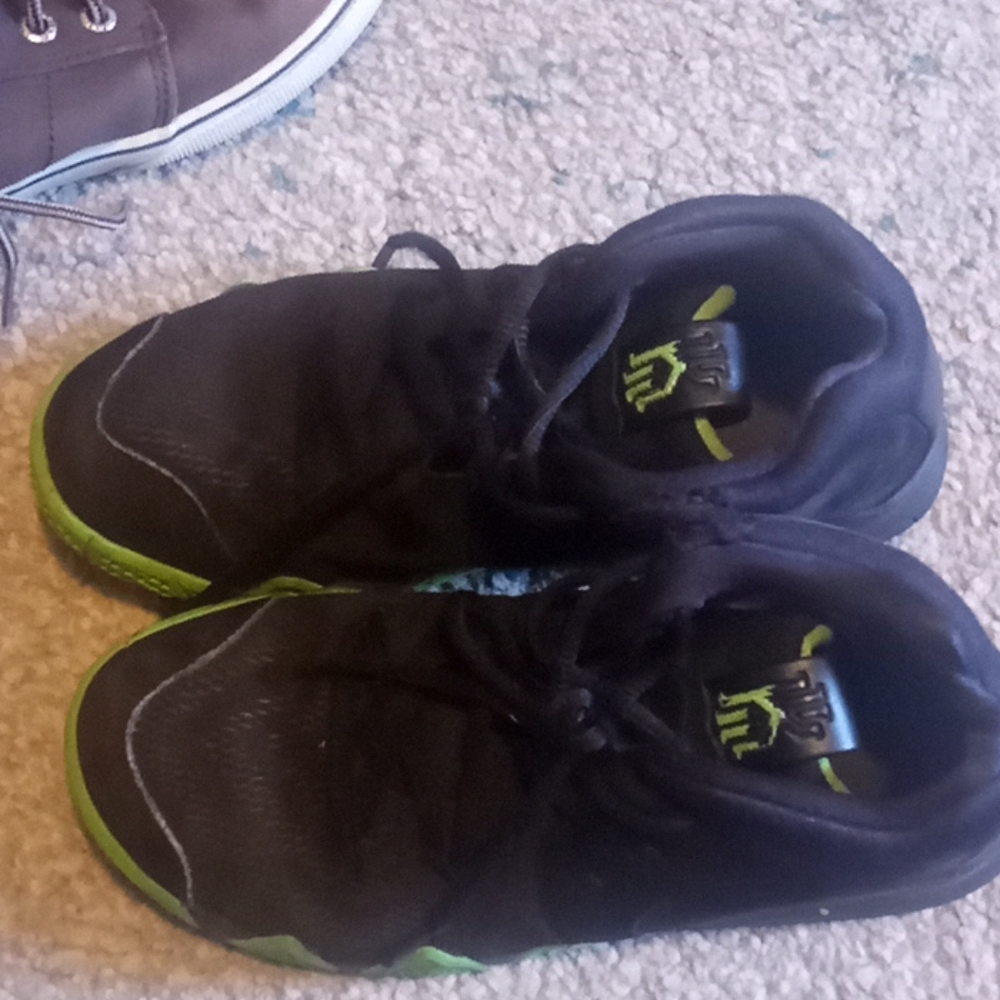 KYRIE. Boys sneakers